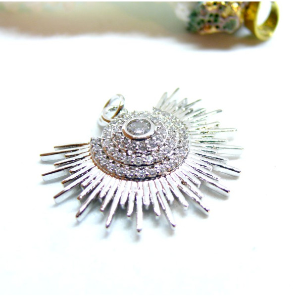 Pendentif – Soleil éventail avec zircon 25 mm – Laiton, Argenté