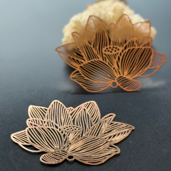 Estampes Pendentifs Filigrane Fleur de Lotus 61mm – Métal Doré