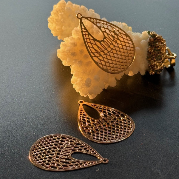 Estampes Pendentifs Filigrane Goutte 31 mm – Métal Doré