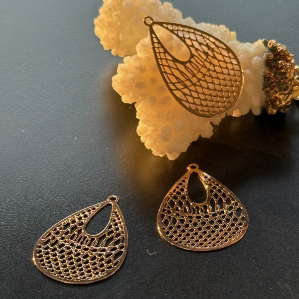 Estampes Pendentifs Filigrane Goutte 31 mm – Métal Doré