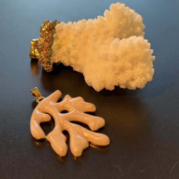 Pendentif Forme Corail 35 mm en Résine Émaillée Crème – Laiton Doré à l’Or Fin 18K