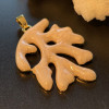 Pendentif Forme Corail 35 mm en Résine Émaillée Crème – Laiton Doré à l’Or Fin 18K