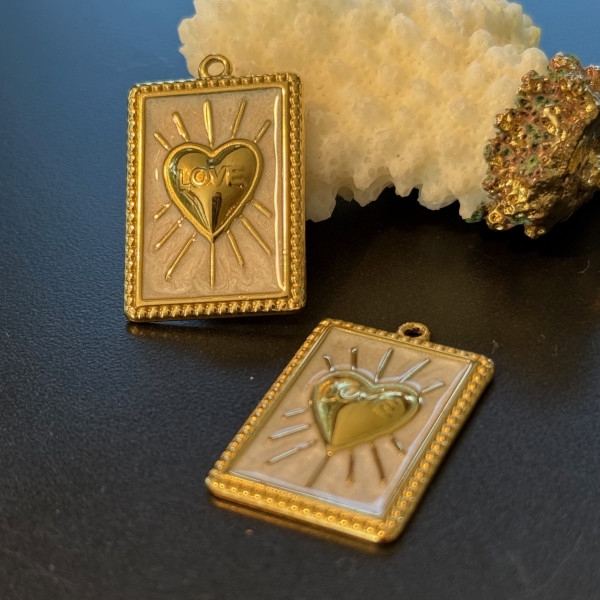 Pendentif Rectangle Love avec Cœur en Résine – Acier Inoxydable 304 Doré à l’or fin 18K, Placage IONIQUE