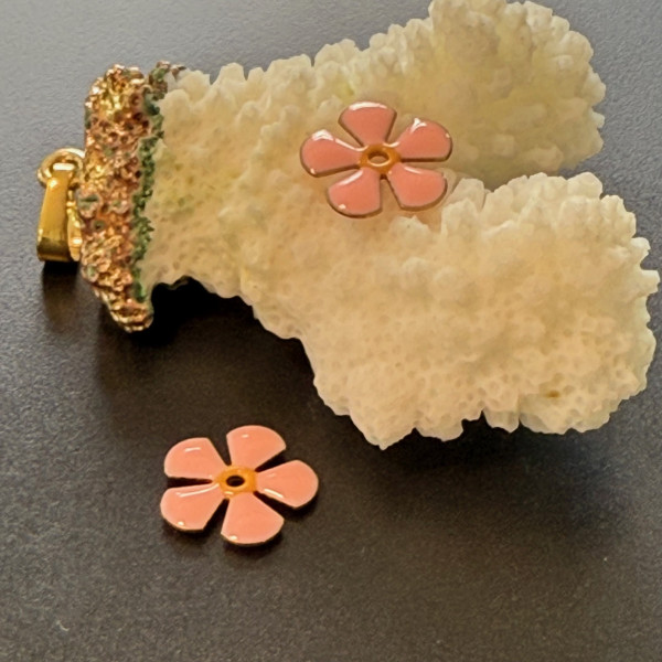 Perles intercalaires Fleur style vintage 13 mm – Résine Émaillée Rose Clair