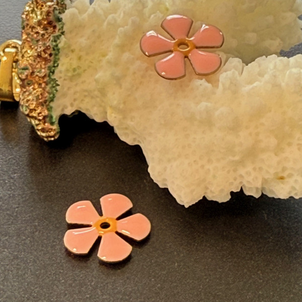 Perles intercalaires Fleur style vintage 13 mm – Résine Émaillée Rose Clair