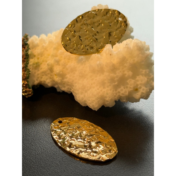Pendentifs Ovales Martelés 27 mm – Acier Inoxydable Doré à l’Or Fin 24K