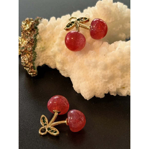 Pendentif Cerise 18 mm en Résine – Acier Inoxydable 304 Doré