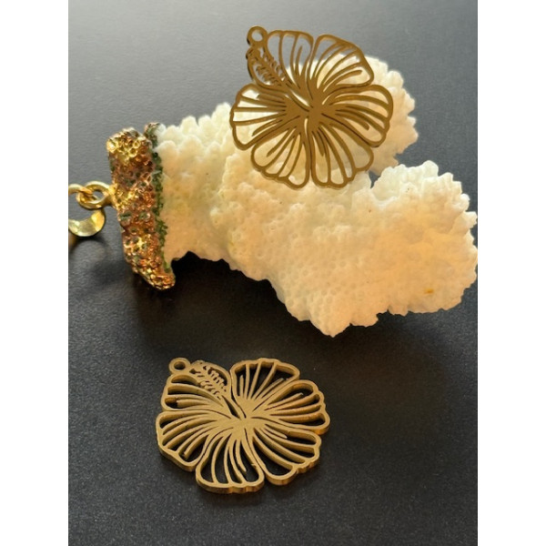 Pendentif Fleur Exotique 26 x 23 mm – Acier Inoxydable 304 Doré