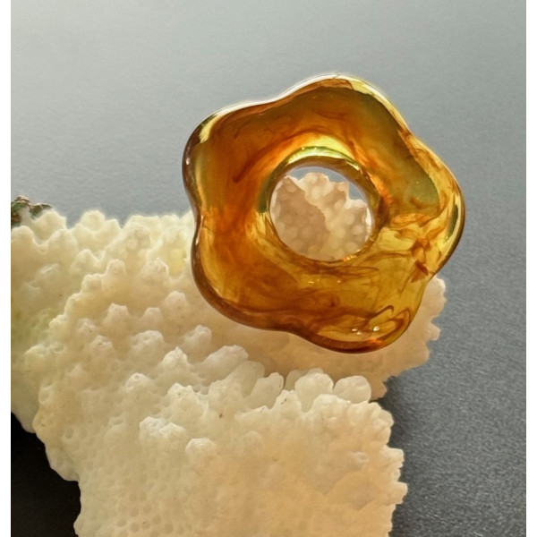 Pendentifs Fleur Résine Acrylique 25mm – Marbré Ambre