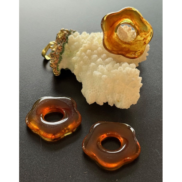 Pendentifs Fleur Résine Acrylique 25mm – Marbré Ambre