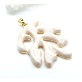 Pendentif Forme Corail 35 mm en Résine Émaillée Crème – Laiton Doré à l’Or Fin 18K