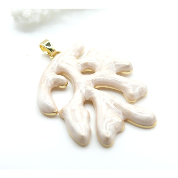 Pendentif Forme Corail 35 mm en Résine Émaillée Crème – Laiton Doré à l’Or Fin 18K