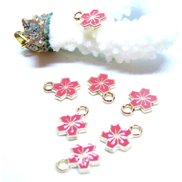 Breloques Fleurs de Sakura 9 mm – Résine Style Émaillé Rouge Rose – Base Dorée