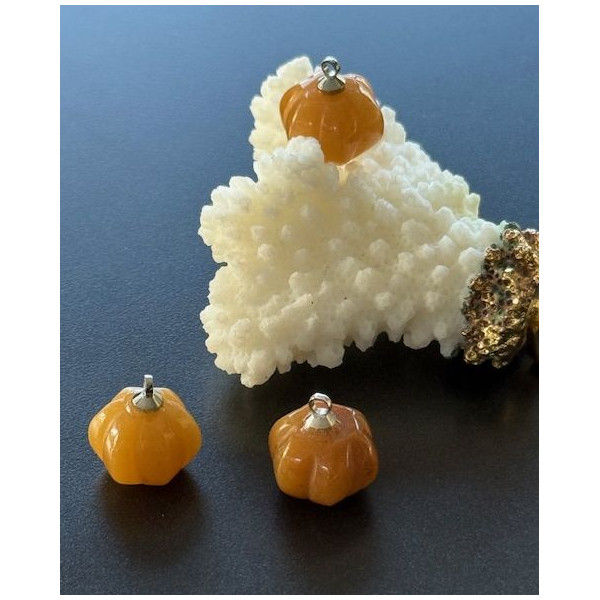 Pendentif Forme Potiron 10mm – Jade Teintée & Laiton Finition Argenté