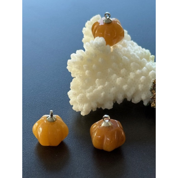 Pendentif Forme Potiron 10mm – Jade Teintée & Laiton Finition Argenté