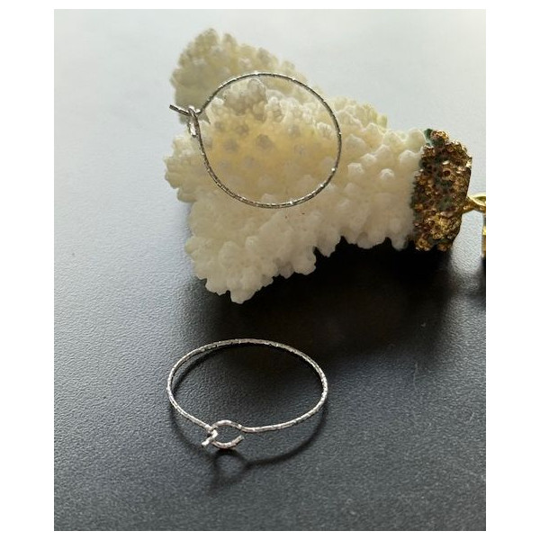 Boucles d’oreilles créoles tige martelées 30 mm – Acier inoxydable 316 – Finition argentée