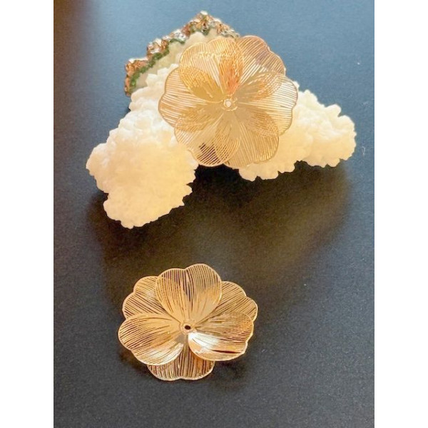 H11P29801KCG – Lot de 2 ou 4 Estampes Pendentif Fleurs Filigrane 3D 25mm, finition Doré Clair