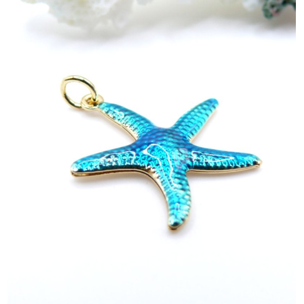 Pendentif Étoile de mer 26mm en résine émaillée bleu avec anneau – Laiton Doré à l’or fin 18K
