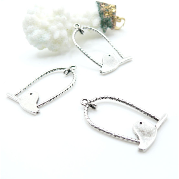 Pendentifs Oiseau sur Perchoir 29 mm avec 2 Anneaux d’Attache – Laiton Argent Platine Antique