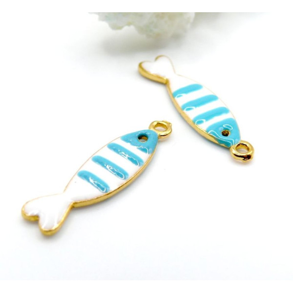 Pendentifs Poisson Rayé 26mm – Résine Émaillée Bleu Ciel & Métal Placage Doré