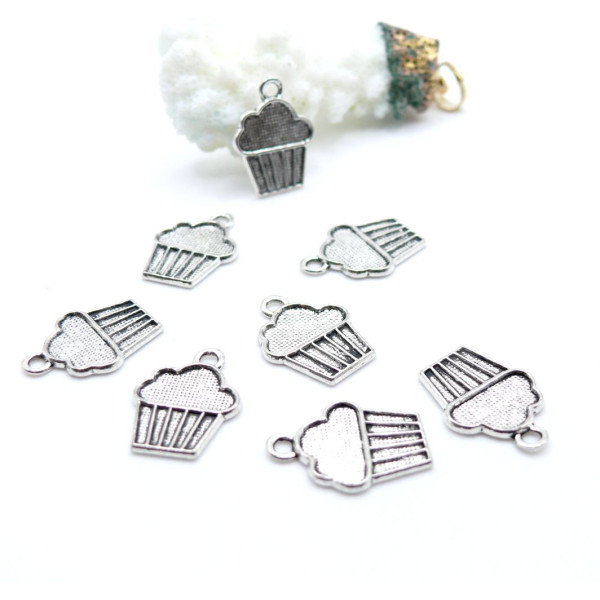Pendentifs Breloques Gourmandises Cup Cakes Métal Argent Antique
