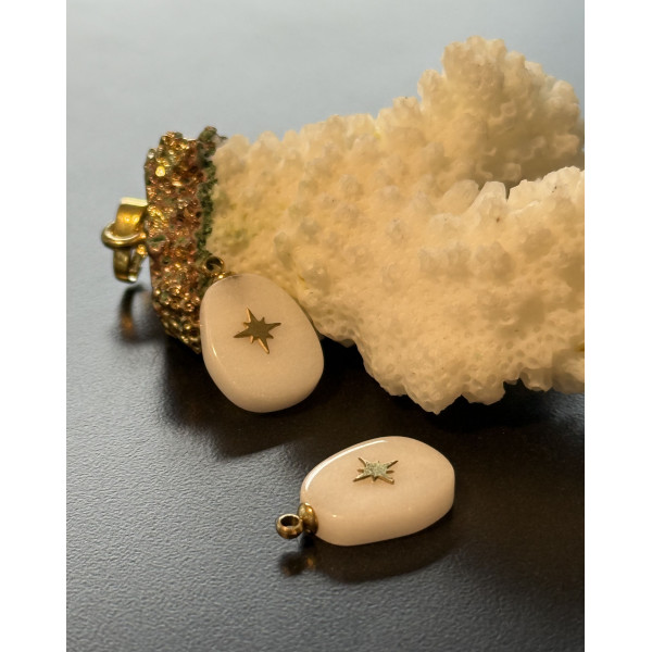 Pendentif avec etoile Jade Teintée Blanc 18 mm – Acier Inoxydable 304 Doré