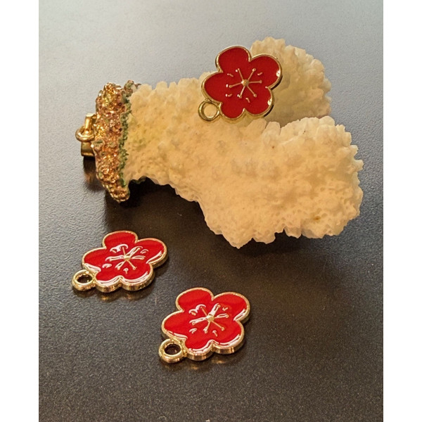 Pendentifs Fleur 18 mm – Résine Émaillée Rouge sur métal Doré