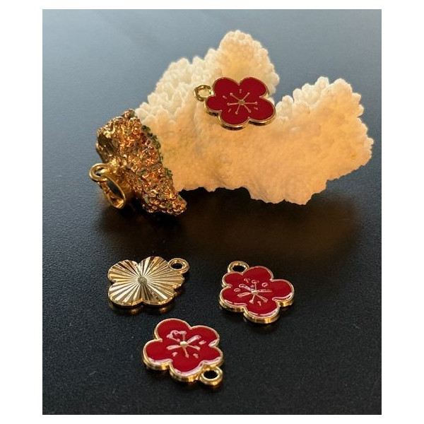 Pendentifs Fleur 18 mm – Résine Émaillée Rouge sur métal Doré