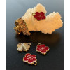 Pendentifs Fleur 18 mm – Résine Émaillée Rouge sur métal Doré