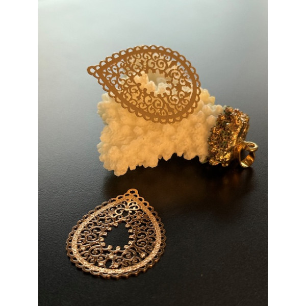 Estampes Pendentifs Filigrane Mandala goutte 35 mm – Métal Doré