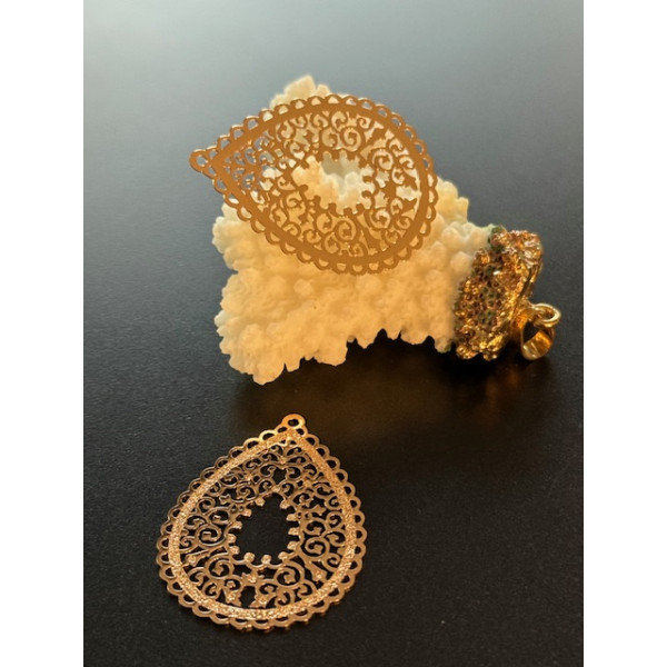 Estampes Pendentifs Filigrane Mandala goutte 35 mm – Métal Doré