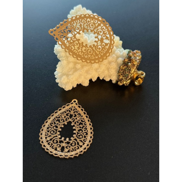 Estampes Pendentifs Filigrane Mandala goutte 35 mm – Métal Doré