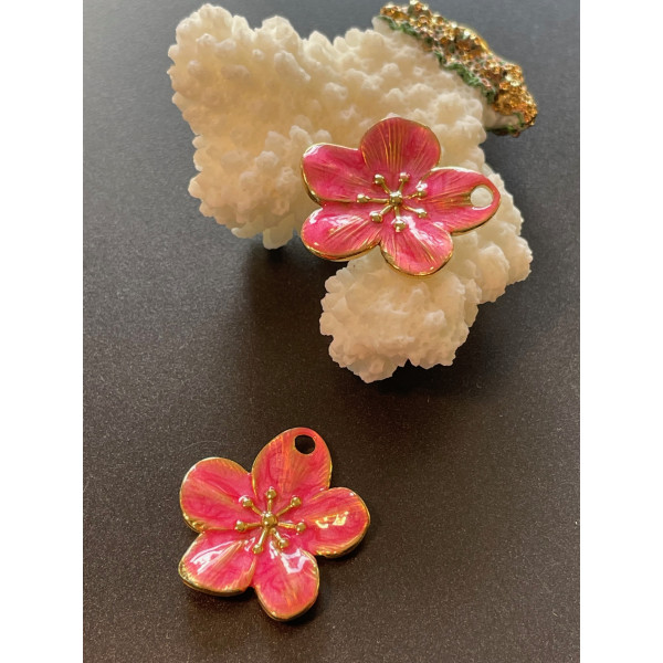 Pendentif Fleurs des iles 23x25mm – Résine Émaillée Rose Acier Inoxydable 304 Doré 18K