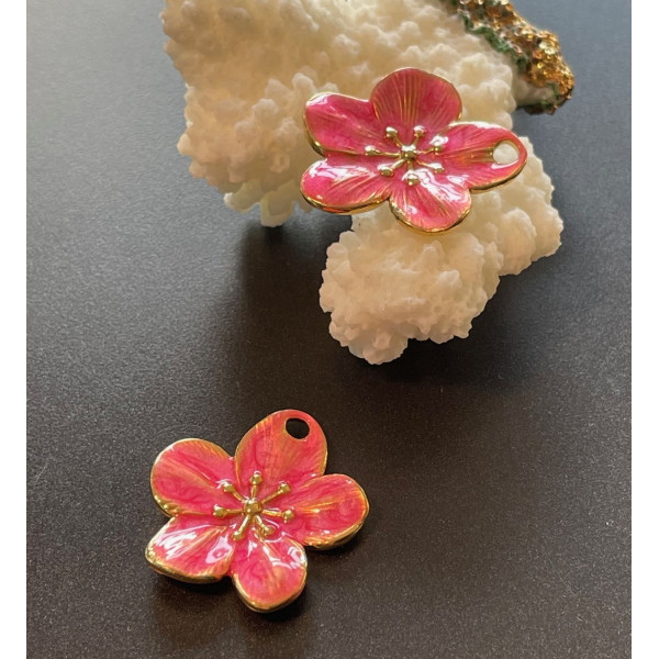 Pendentif Fleurs des iles 23x25mm – Résine Émaillée Rose Acier Inoxydable 304 Doré 18K
