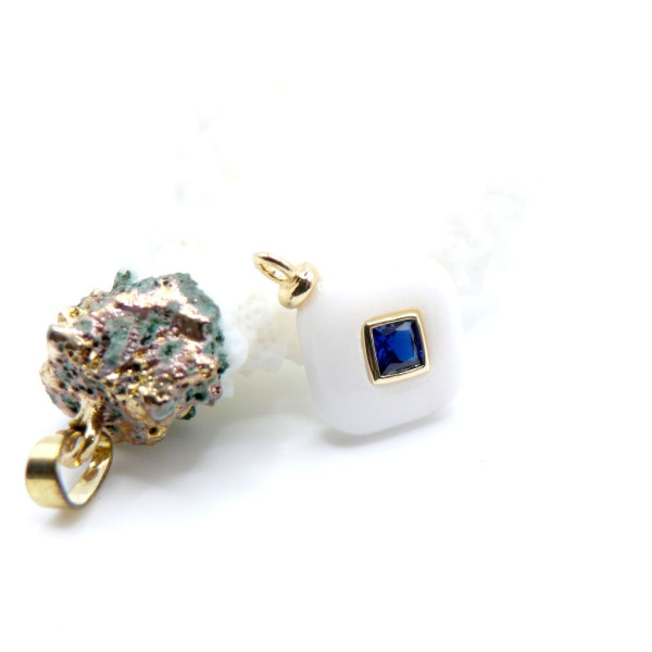 Pendentif Losange Jade Teintée Blanc avec Zircon 21 mm – Laiton Doré à l’Or Fin 18K