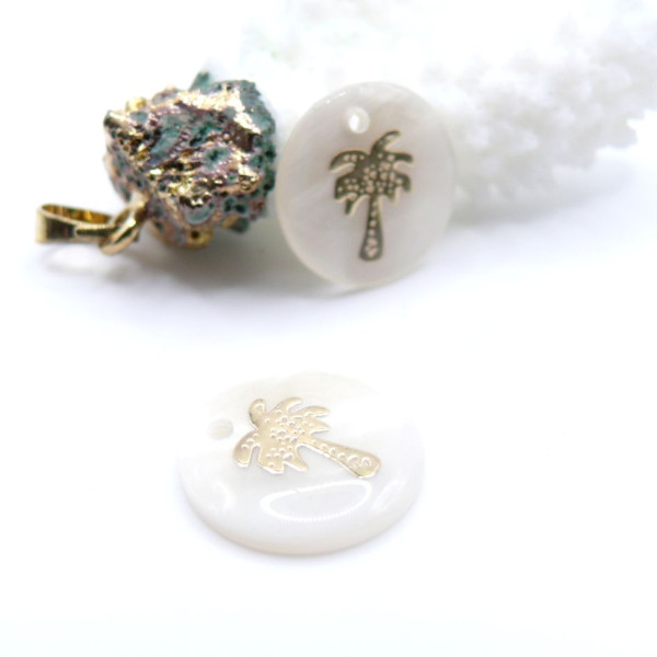 Pendentifs Nacre avec Palmier 16 mm – Laiton Doré