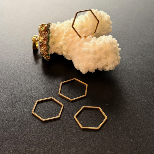 Pendentifs Connecteur Hexagone 13.5mm – Acier Inoxydable 304 Doré