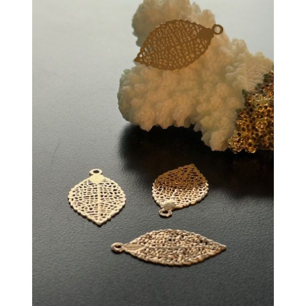 Estampes Pendentifs Filigrane Feuille 20.5mm – Laiton Doré