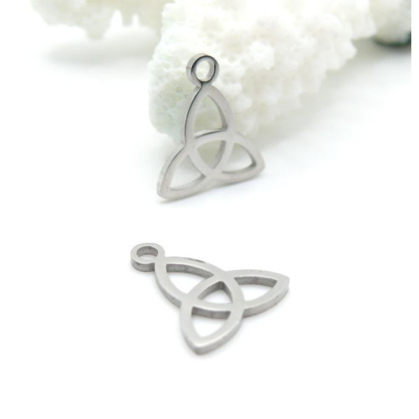 H11Q201T172 – Lot de 2 Pendentifs Géométriques Nœud Celtique Triades 13 mm – Acier Inoxydable 304 Argenté