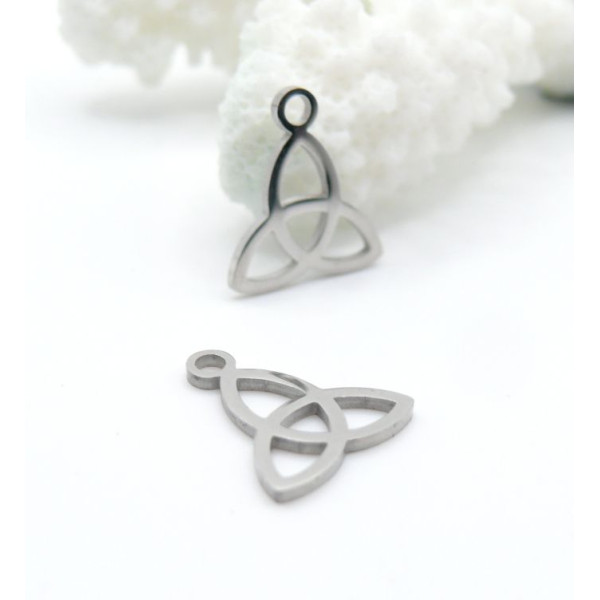 H11Q201T172 – Lot de 2 Pendentifs Géométriques Nœud Celtique Triades 13 mm – Acier Inoxydable 304 Argenté