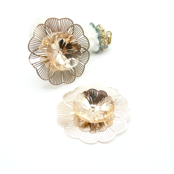 Estampes Pendentifs Filigrane Multi-Fleurs 37 mm 3D – Laiton Doré