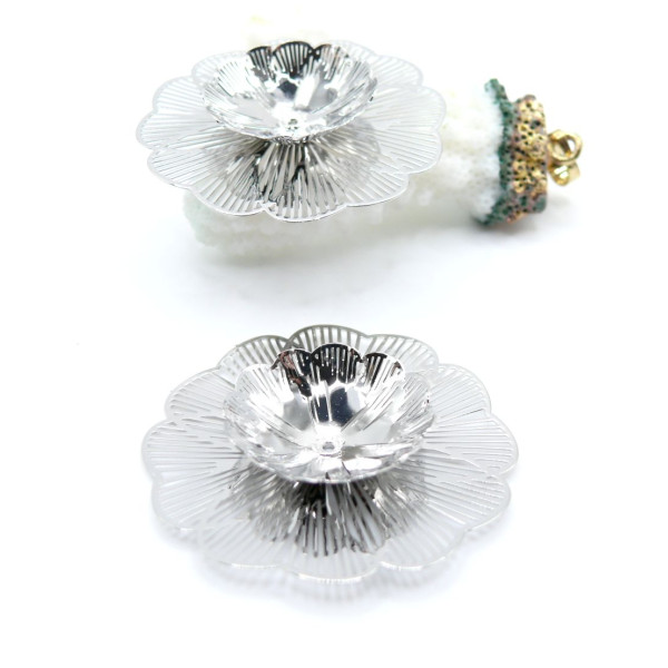Estampes Pendentifs Filigrane Multi-Fleurs 37 mm 3D – Laiton Argenté