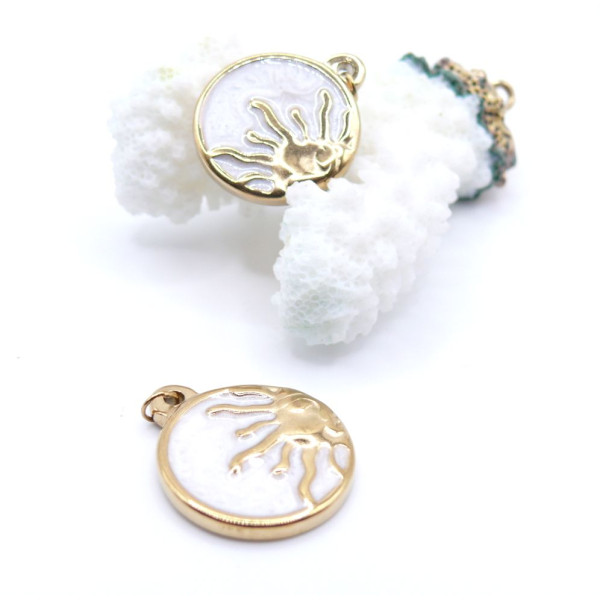 H11U06131GB – Lot de 1 Pendentif Soleil 18 mm, Résine Émaillée Blanc Nacré – Acier Inoxydable 304 Doré 18K, IONIQUE
