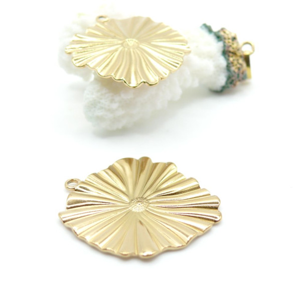 Pendentif Fleur Texturée 30 mm – Acier Inoxydable 304 Doré à l'or fin 18K, IONIQUE