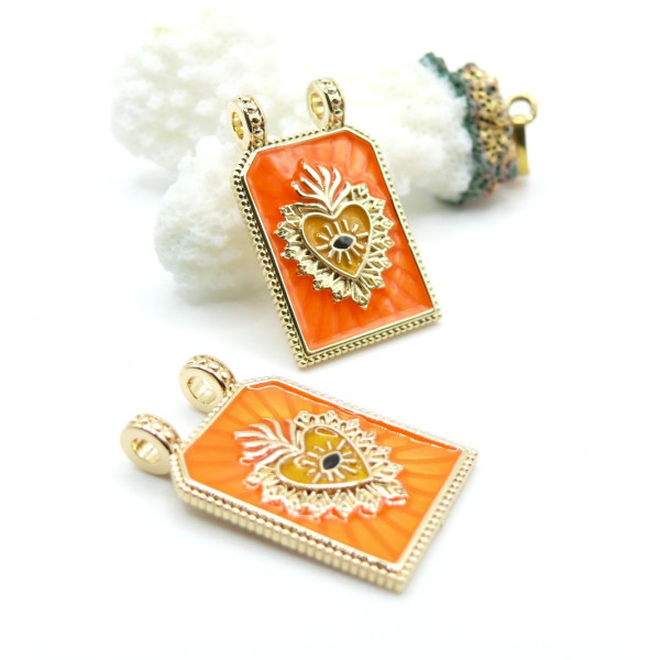Pendentif Double Anneau Rectangle avec Cœur Ex-Voto Émaillé 29 mm – Laiton Doré à l’Or Fin 18K