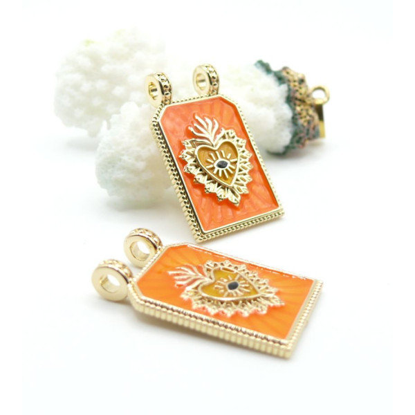 Pendentif Double Anneau Rectangle avec Cœur Ex-Voto Émaillé 29 mm – Laiton Doré à l’Or Fin 18K