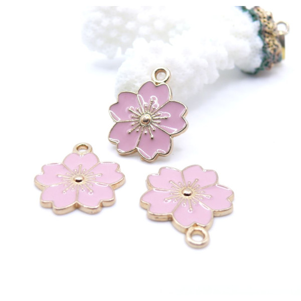 Pendentifs Fleurs de Sakura Émaillées Rose 17 mm – Métal Doré