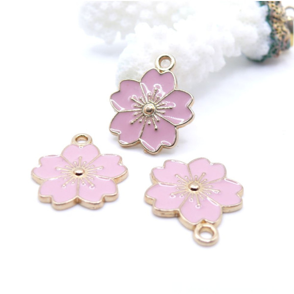Pendentifs Fleurs de Sakura Émaillées Rose 17 mm – Métal Doré