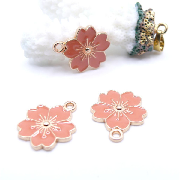 Pendentifs Fleurs de Sakura Émaillées Saumon 17 mm – Métal Doré