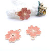 Pendentifs Fleurs de Sakura Émaillées Saumon 17 mm – Métal Doré